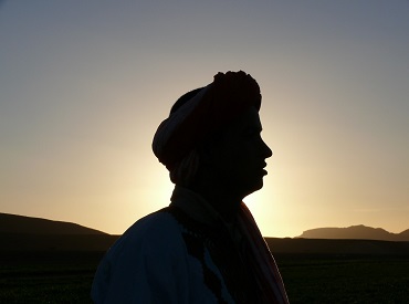 HassanGuidaGuida berbera delle nostre carovane di dromedari; dignità e orgoglio. Ascolta il vento, osserva le dune, scruta l’orizzonte, sorride e ti spiega che la pista non ha segreti. Alla sera, dopo cena, compagnia, ritmo e allegria.  